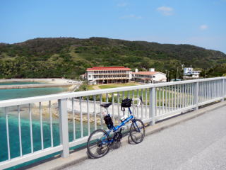 慶留間大橋の上