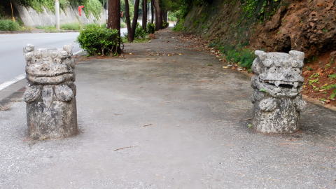 歩道のシーサー