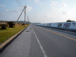 気持ちのいい道（右手には壁）