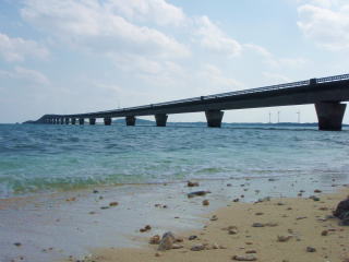 下から見た池間大橋