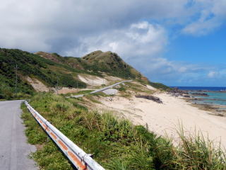 海と山に挟まれた道