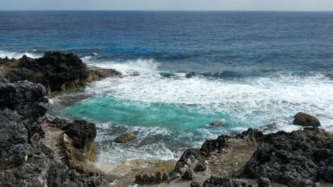 最東端の碑の下の海