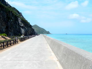 海沿いのまっすぐな道