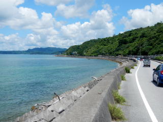 海の真横を走るごっぱち