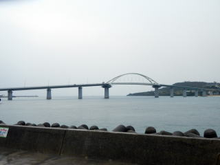 雨宿り中に見た瀬底大橋