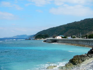 海に沿って蛇行する道