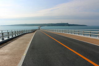 橋の向こうに伊良部島