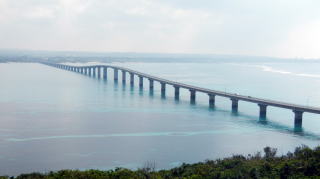 展望台から見た来間大橋