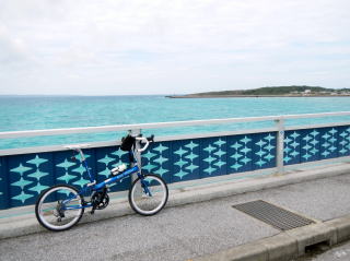 フライデー・イン・池間大橋、向こうに見えるのは池間島