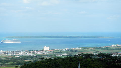 バンナ岳展望台から見た竹富島＆豪華客船